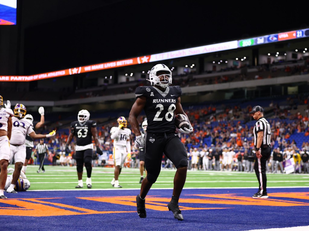 UTSA Dominates East Carolina 58-24 to Secure Bowl Berth: Roadrunners Continue Strong Push to&nbsp;Postseason